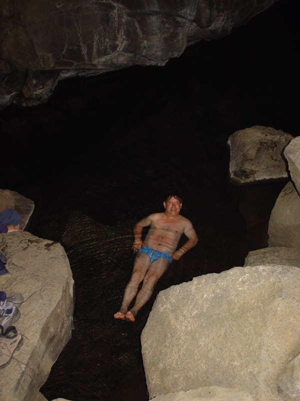 Heisses Bad in einer Naturgrotte