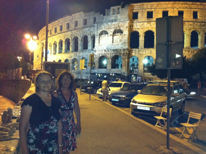 Pula bei Nacht